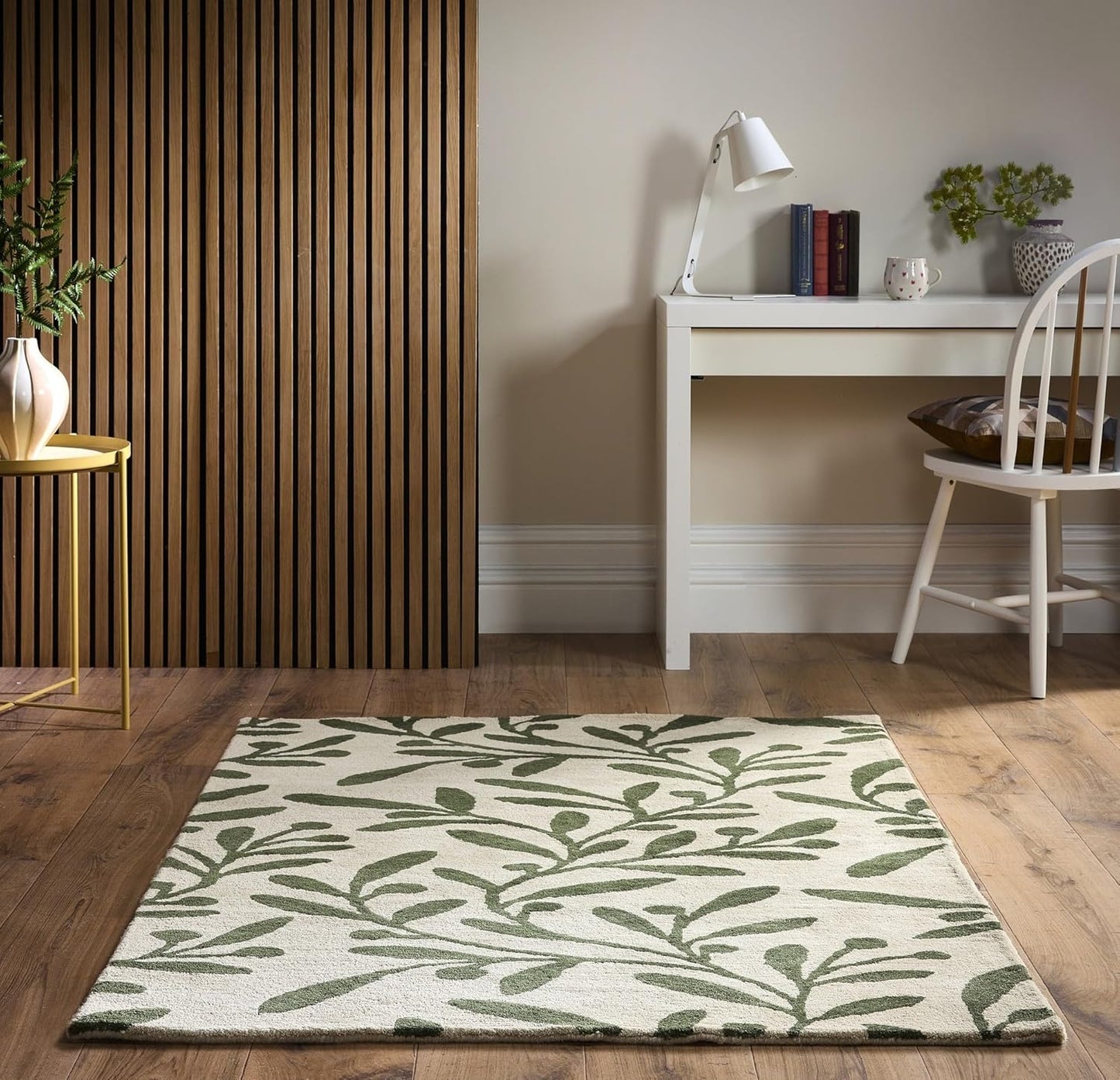 Wollteppich „Trailing Leaf“ – Handgetufteter botanischer Wollteppich in Olivgrün und Beige