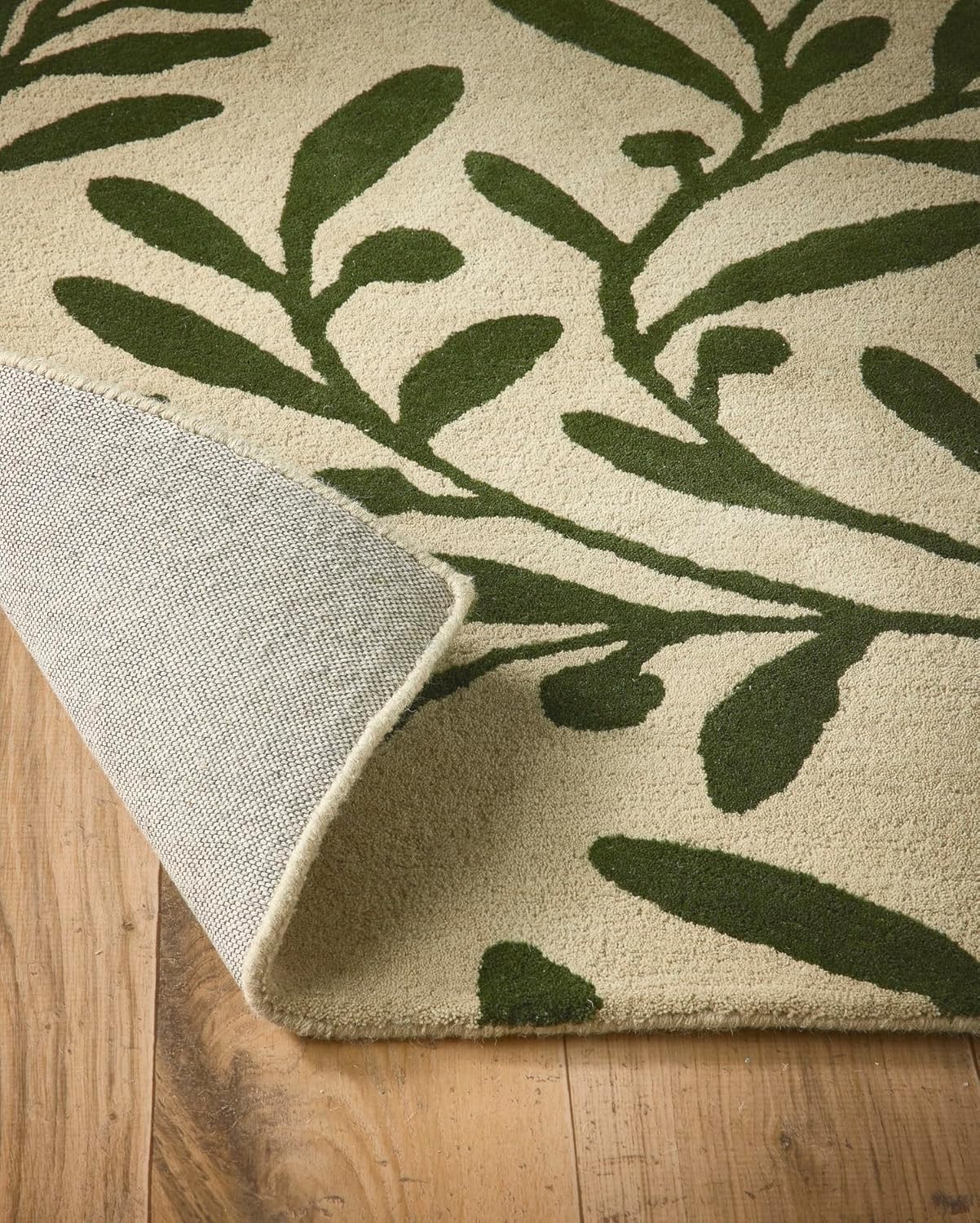 Wollteppich „Trailing Leaf“ – Handgetufteter botanischer Wollteppich in Olivgrün und Beige