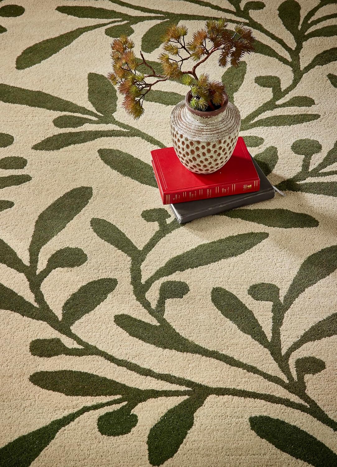 Wollteppich „Trailing Leaf“ – Handgetufteter botanischer Wollteppich in Olivgrün und Beige