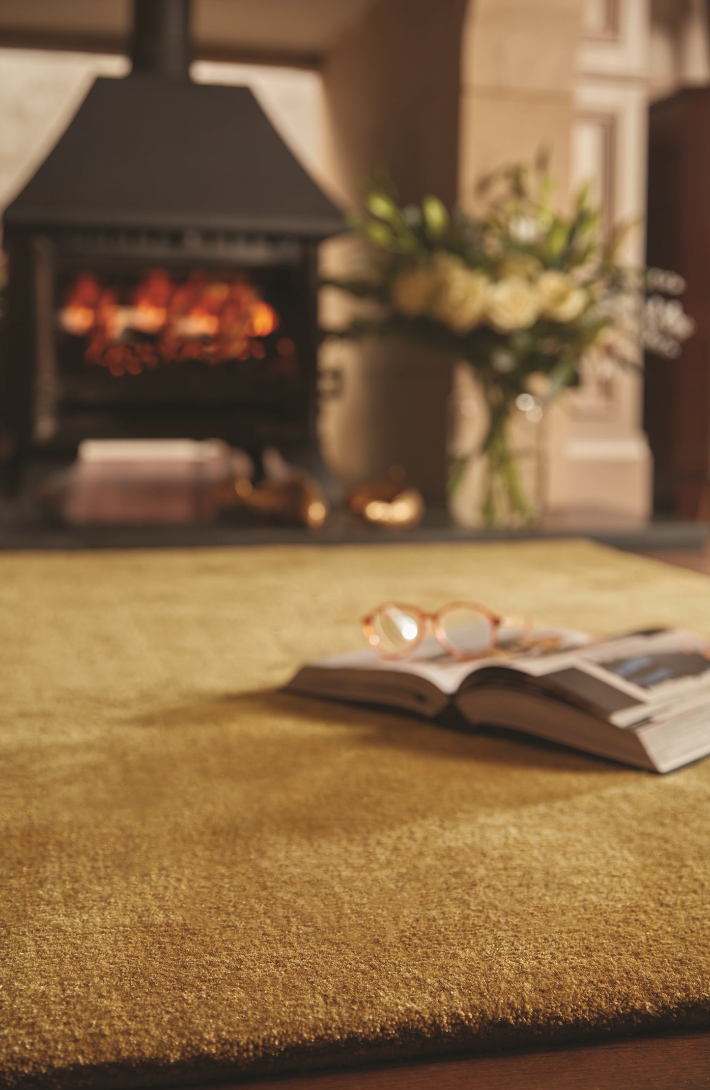 Rug Guru Hush Cumin Moderner, schlichter, handgewebter Teppich aus Wolle und Viskose, weicher, seidiger Glanz, Gelb