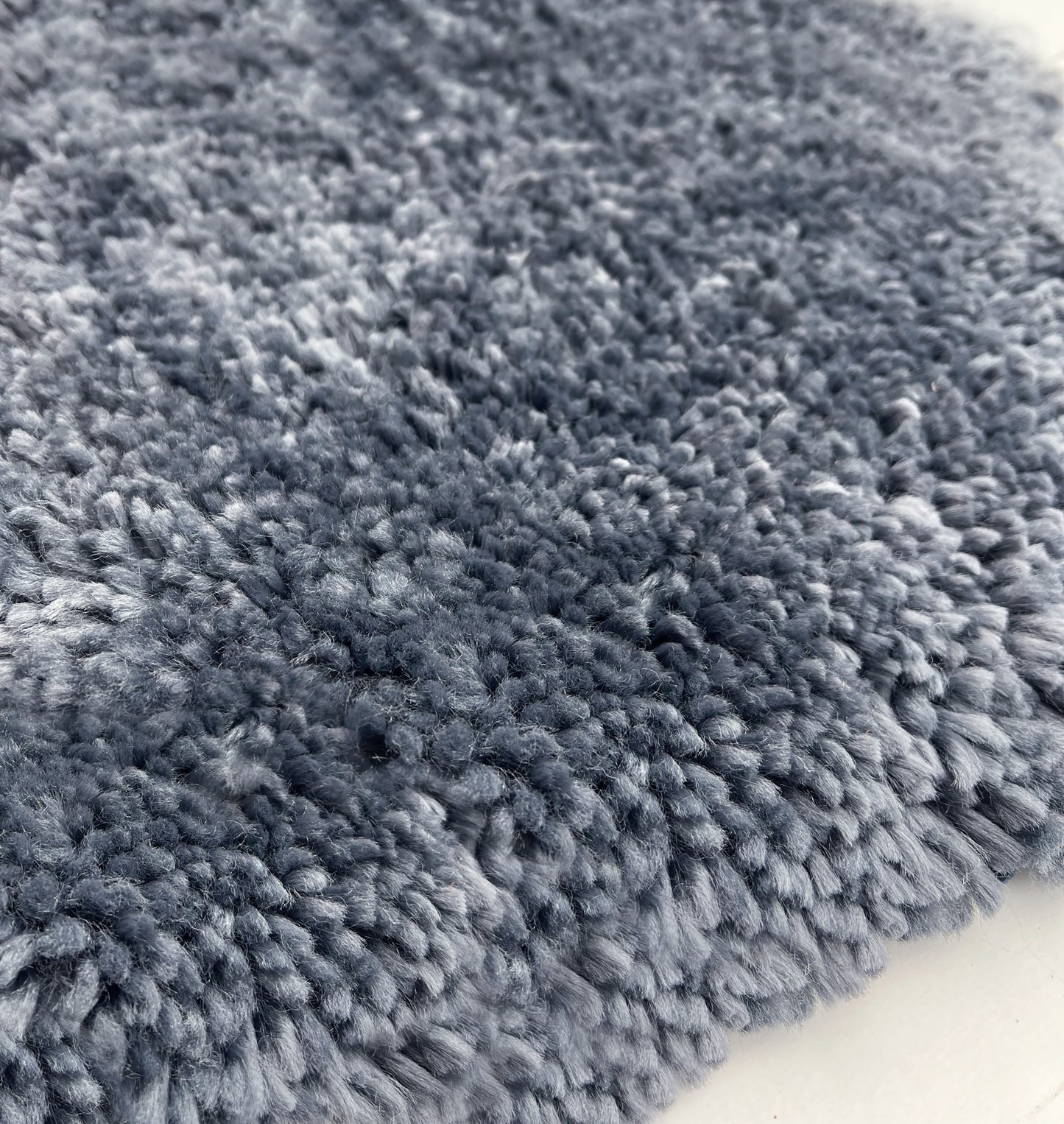 Waschbarer, zotteliger, weicher, flauschiger, rutschfester Teppich in Rauchblau von My Lux