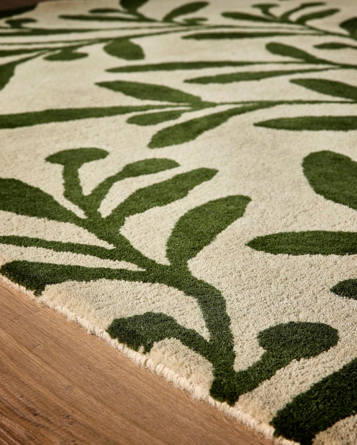 Wollteppich „Trailing Leaf“ – Handgetufteter botanischer Wollteppich in Olivgrün und Beige