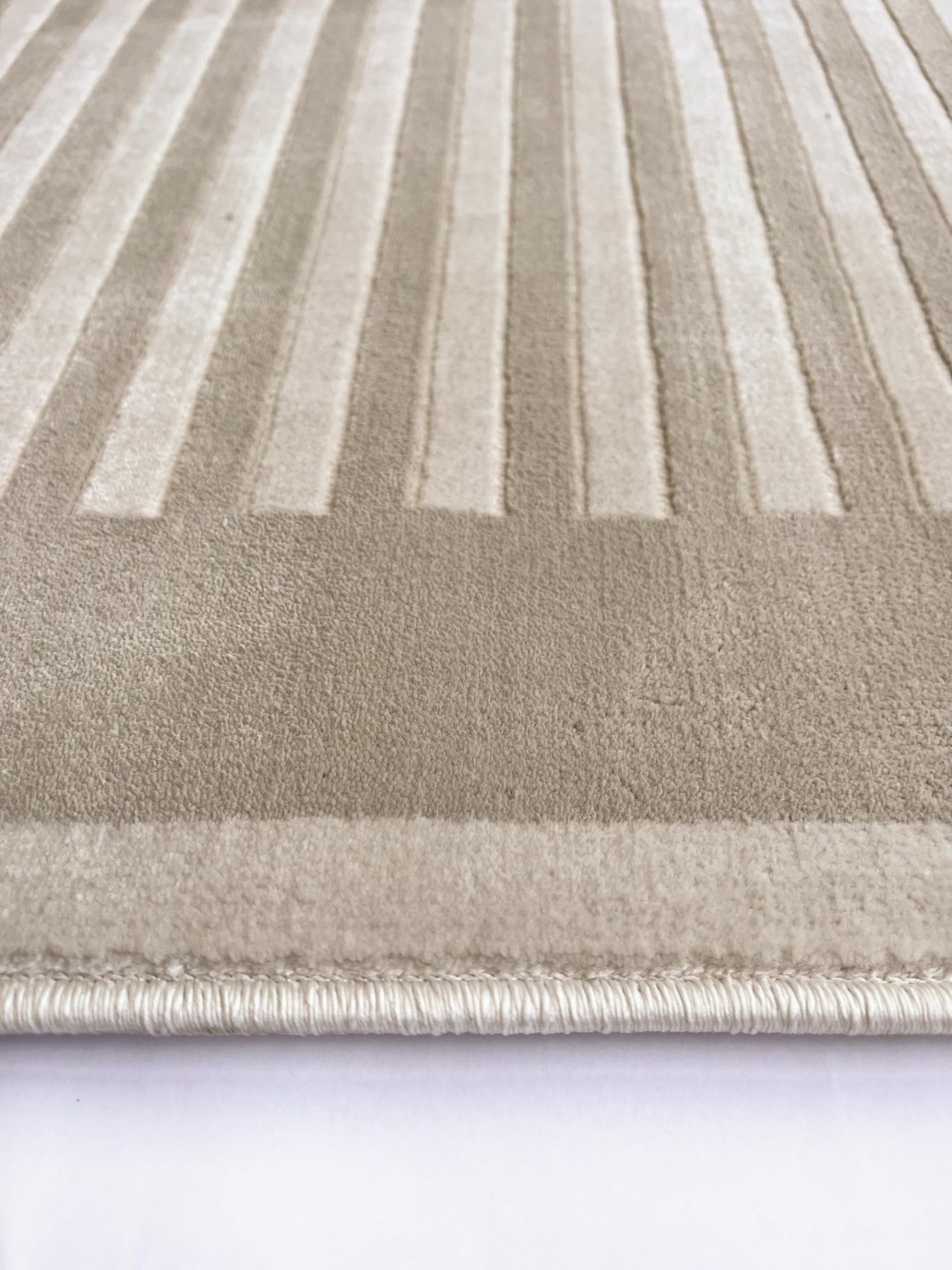 Teppich mit gestreifter Bordüre für modernes Wohnzimmer, Schlafzimmer, weich, seidig, samtig, naturbeige, hochwertiger, klassischer Kurzflor-Teppich