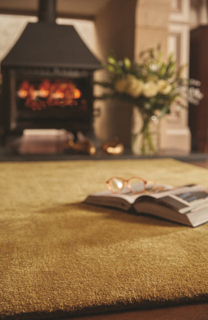 Rug Guru Hush Cumin Moderner, schlichter, handgewebter Teppich aus Wolle und Viskose, weicher, seidiger Glanz, Gelb