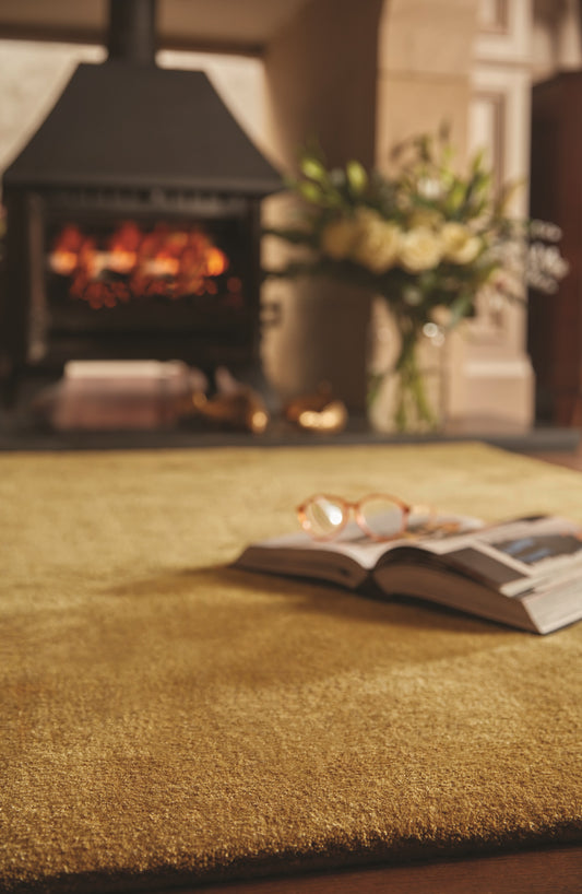 Rug Guru Hush Cumin Moderner, schlichter, handgewebter Teppich aus Wolle und Viskose, weicher, seidiger Glanz, Gelb